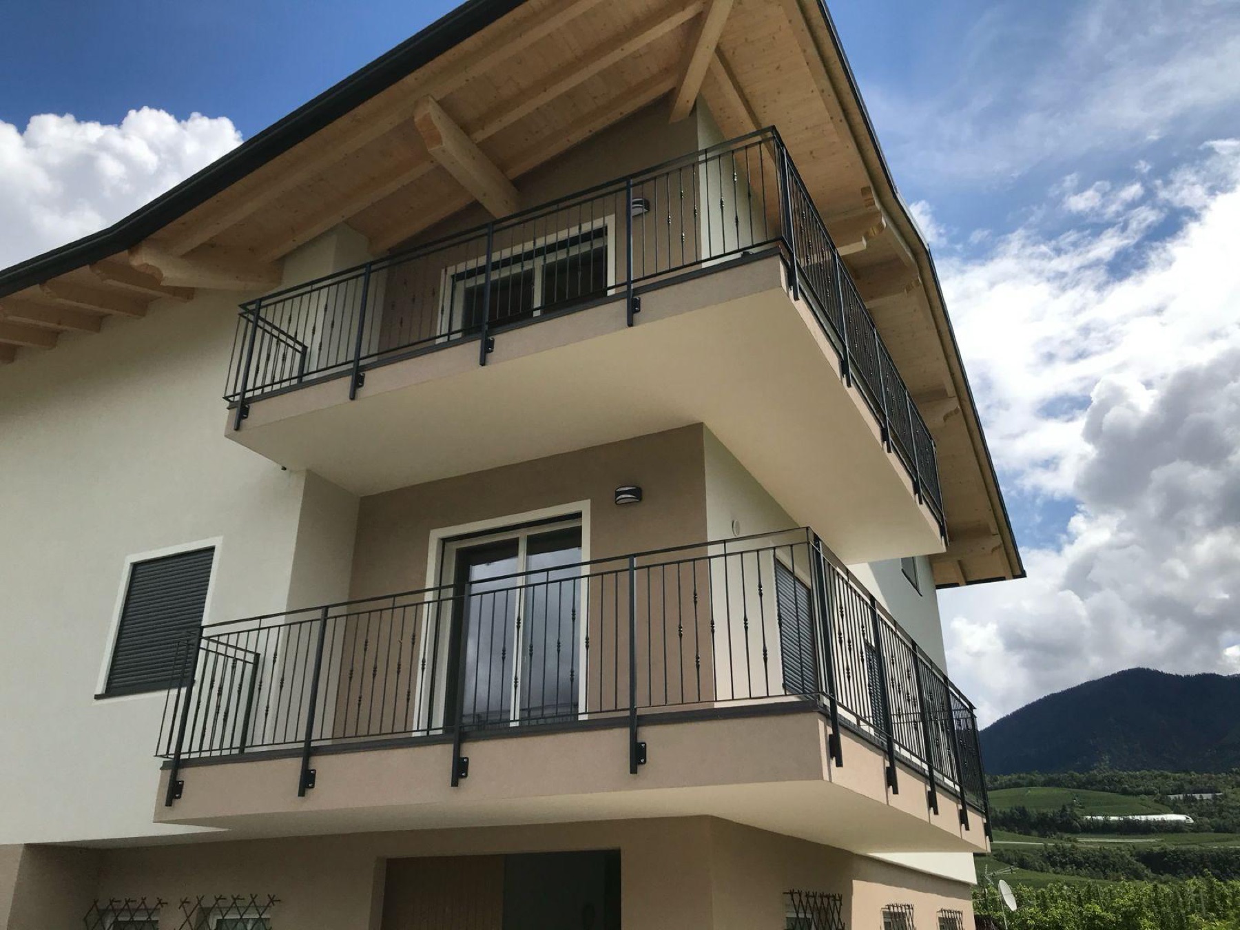 Ringhiere e parapetti in ferro su misura, realizzata da Carpenteria ESSEBI in Trentino.