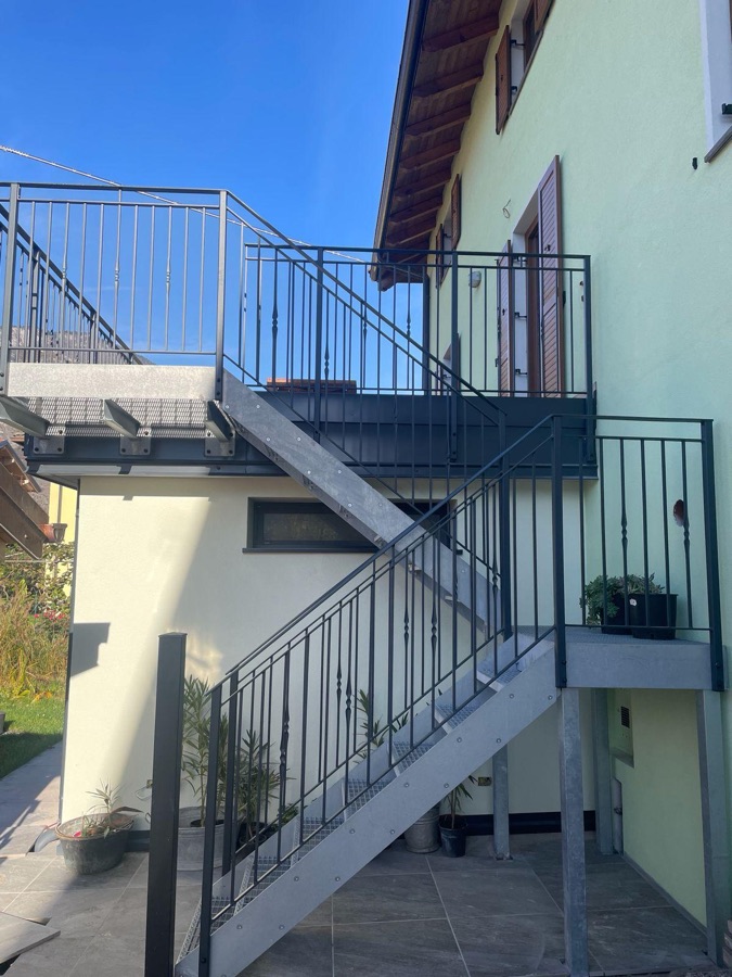 Scala esterna in ferro con ringhiera, realizzata su misura a Terre d’Adige.