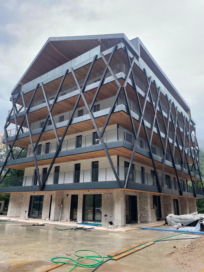 Parapetti e ringhiere in ferro per una nuova costruzione, ad Andalo.