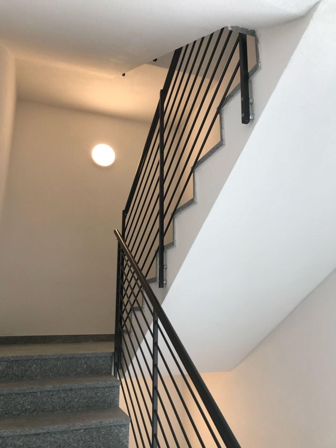 Ringhiera per vano scala interno a barre orizzontali, ad Arco.