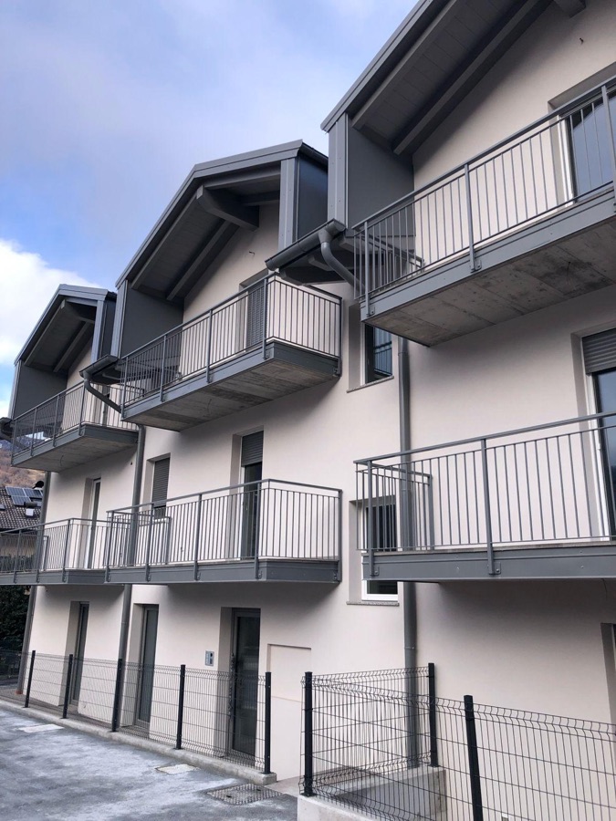 Parapetti per i balconi di una palazzina, a Borgo Valsugana.