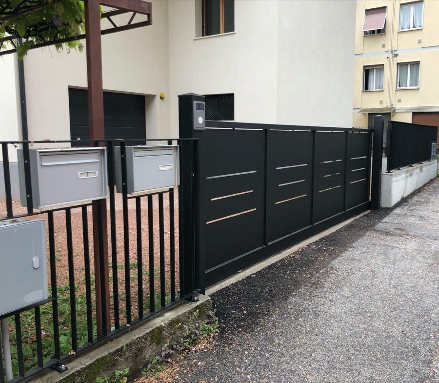 Cancello scorrevole in ferro con inserti orizzontali, a Trento.